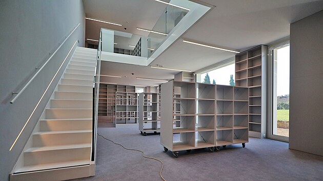 Dokon�ovac� pr�ce v nov� chodovsk� knihovn�. Ve�ejnosti se otev�e koncem ��jna.
