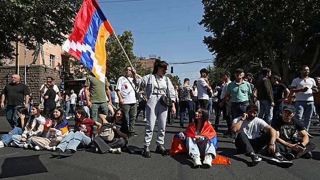 Protestujc blokuj silnici v Jerevanu bhem shromdn poadujcho rezignaci armnskho premira Nikola Painjana. (22. z 2023)