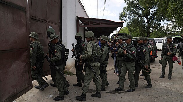 Ve věznici Tocorón ve Venezuele zasahují vojáci. (20. září 2023)