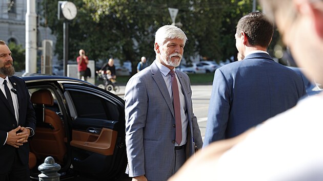 Prezident Petr Pavel se vítá s jihomoravským hejtmanem Janem Grolichem (26. září 2023)