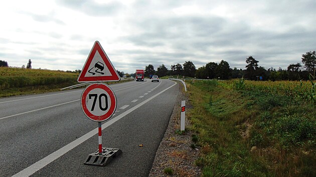 Znaky omezujc rychlost na nepjemn kiovatce
na silnici I/37 u Slatian v pondl silnii odvezli. (25. z 2023)