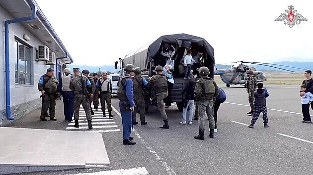 Civilisté v Náhorním Karabachu během evakuace prováděné ruskými mírovými silami (20. září 2023)