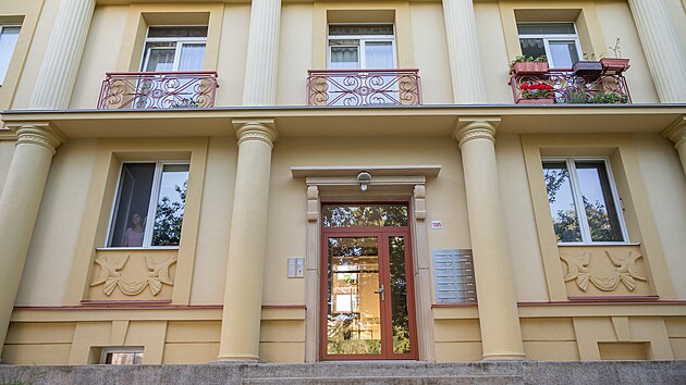 Jedin stavba ve Zlnskm kraji, kter vznikla podle nvrhu architekta Karla Pragera je experimentln panelov dm v Otrokovicch z roku 1956 (z 2023)