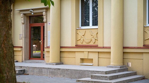Jedin stavba ve Zlnskm kraji, kter vznikla podle nvrhu architekta Karla Pragera je experimentln panelov dm v Otrokovicch z roku 1956 (z 2023)