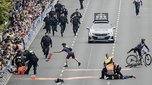 Nmeck policie zashla proti aktivistm, kte chtli naruit maraton v Berln. (24. z 2023)