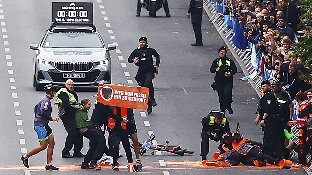Nmeck policie zashla proti aktivistm, kte chtli naruit maraton v Berln. (24. z 2023)