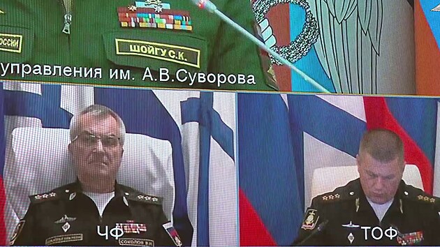 Vlevo dole je admirl Viktor Sokolov