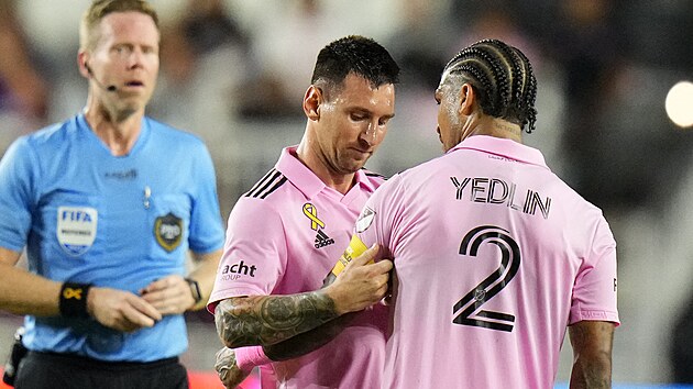 Zraněný Lionel Messi z Interu Miami předává kapitánskou pásku DeAndremu...