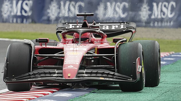 Charles Leclerc z Ferrari v trninku na Velkou cenu Japonska F1.
