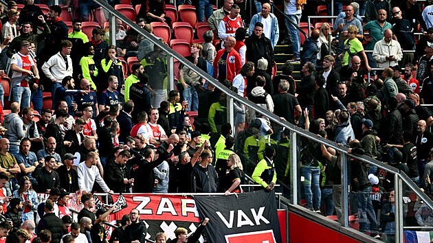 Fanoušci Ajaxu těžce nesli jednoznačný průběh zápasu s Feyenoordem, a tak rozpoutali potyčky.