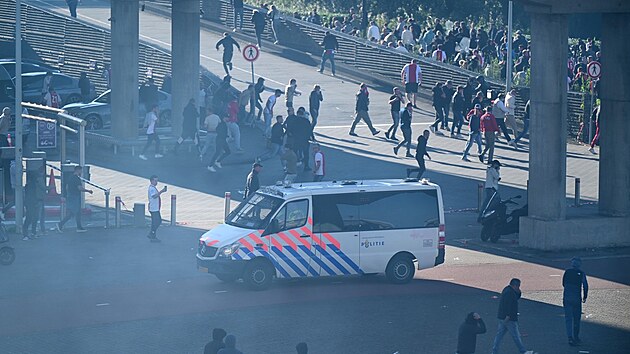 Fanouci Ajaxu tce nesli jednoznan prbh zpasu s Feyenoordem, a tak rozpoutali potyky. Policie pouila slzn plyn.