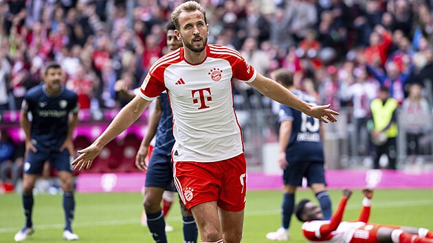 Harry Kane z Bayernu Mnichov se raduje z jednoho ze svých tří gólů v zápase s...
