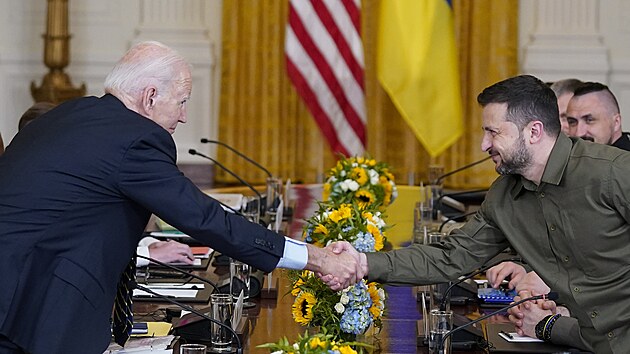 Ukrajinsk prezident Volodymyr Zelenskyj dorazil na jednn se svm americkm protjkem Joem Bidenem v zpadnm kdle Blho domu. (21. z 2023)