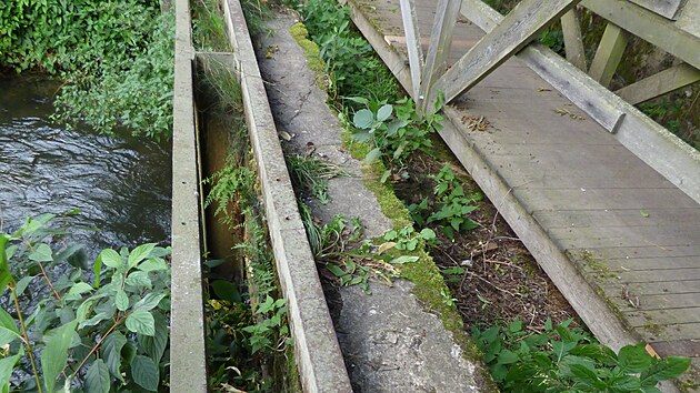 Akvadukt p�es Ml�nsk� n�hon dlouho ch�tral, stavidla odmontovali d��ve.