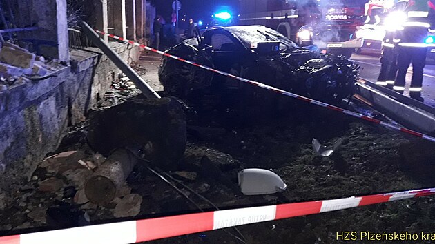 Audi A4 vyletělo ve vysoké rychlosti ze své jízdní dráhy, rotovalo přes střechu do protisměru, ještě v letu přerazilo lampu pouličního osvětlení, zdemolovalo svodidla a nakonec prorazilo plot. Nehoda se stala 17. prosince 2021.