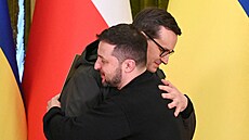 Kyjev. Ukrajinský prezident Volodymyr Zelenskyj v objetí s polským premiérem...