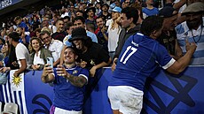 Italtí ragbisté oslavují s fanouky výhru nad Uruguayí.