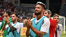 Olivier Giroud a jeho spoluhrá�i z AC Milán d�kují fanou�k�m po utkání na...