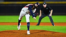 Ondej Satoria z eské republiky nadhazuje.