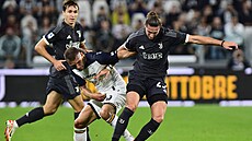 Alexis Blin z Lecce a Adrien Rabiot (vpravo) z Juventusu v souboji o mí�.