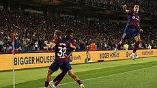 Fotbalisté Barcelony oslavují vlastní gól Sergia Ramose.