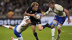 Damian McKenzie z Nového Zélandu se snaí udret mí. Stahuje ho Manuel Zuliani...