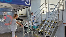 V tinecké nemocnici na parkoviti vyuívají mobilní CT. (záí 2023)