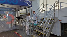 V třinecké nemocnici na parkovišti využívají mobilní CT. (září 2023)