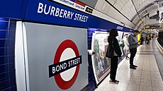 Dočasné přejmenování stanice londýnského metra Bond Street na Burberry Street....