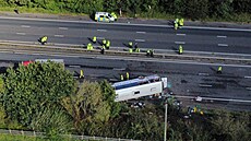 Na dálnici u Liverpoolu se převrátil autobus plný školáků. (29. září 2023)