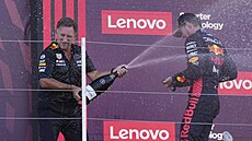 éf týmu Christian Horner a pilot Max Verstappen z Red Bullu se radují po Velké...