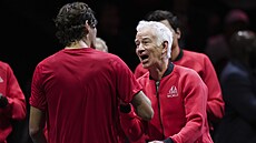 Kapitán Výbru svta na Laver Cupu John McEnroe gratuluje Tayloru Fritzovi.