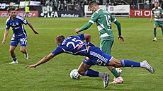 Jan Kovaík z Bohemians uniká olomoucké obran.