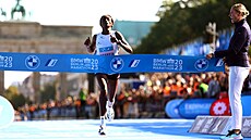 Etiopanka Tigist Assefaová finišuje v rekordním čase na Berlínském maratonu.