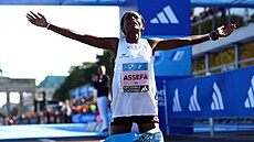 Etiopanka Tigist Assefaová se raduje v cíli Berlínského maratonu.