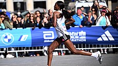 Etiopanka Tigist Assefaová bojuje na trati Berlínského maratonu.