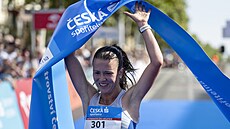 Tereza Hrochová finišuje jako nejlepší česká závodnice v běhu na 10 km...