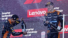 Lando Norris a Oscar Piastri z McLarenu na stupních vítězů po Velké ceně...
