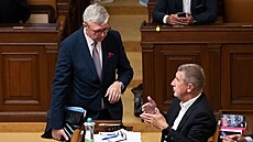 Karel Havlíek a Andrej Babi (oba za ANO) na schzi Poslanecké snmovny pi...