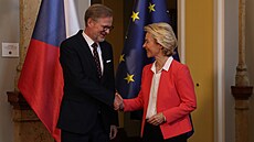 Ursula von der Leyenová se vítá s Petrem Fialou na Green Deal Summitu v Praze....