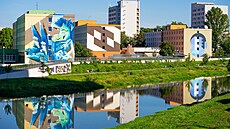 Pohled na muralovou galerii Vysokokolské koleje meralova v Olomouci pes eku...