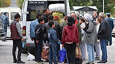 Uprchlíci z Náhorního Karabachu picházejí do doasného ubytovacího centra ve...