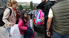 Uprchlíci z Náhorního Karabachu p�ijí�d�jí do do�asného ubytovacího centra ve...