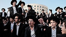 Tisíce ultraortodoxních židovských mužů v Jeruzalémě protestují proti odvodům...