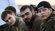 Synové vůdce Ramzana Kadyrova Achmat (vlevo) a Adam (vpravo) se s ministrem...