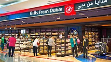 Obchody se suvenýry na letiti v Dubaji