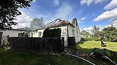 Výbuch v domku Otinovsi na Prostjovsku zpsobil poár. Na míst zahynul lovk.