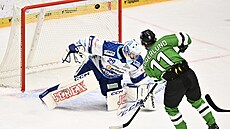 Boleslavský úto�ník Tim Söderlund (11) p�esn� umíst�nou st�elou do horního...