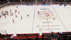 Pohled na led hokejového Tince, který na pomry extraligy kryje minimum reklam.
