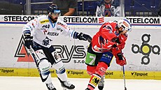 Vítkovický obránce Petr Gewiese (44) st�e�í beka Pardubic Jana Kolá�e.